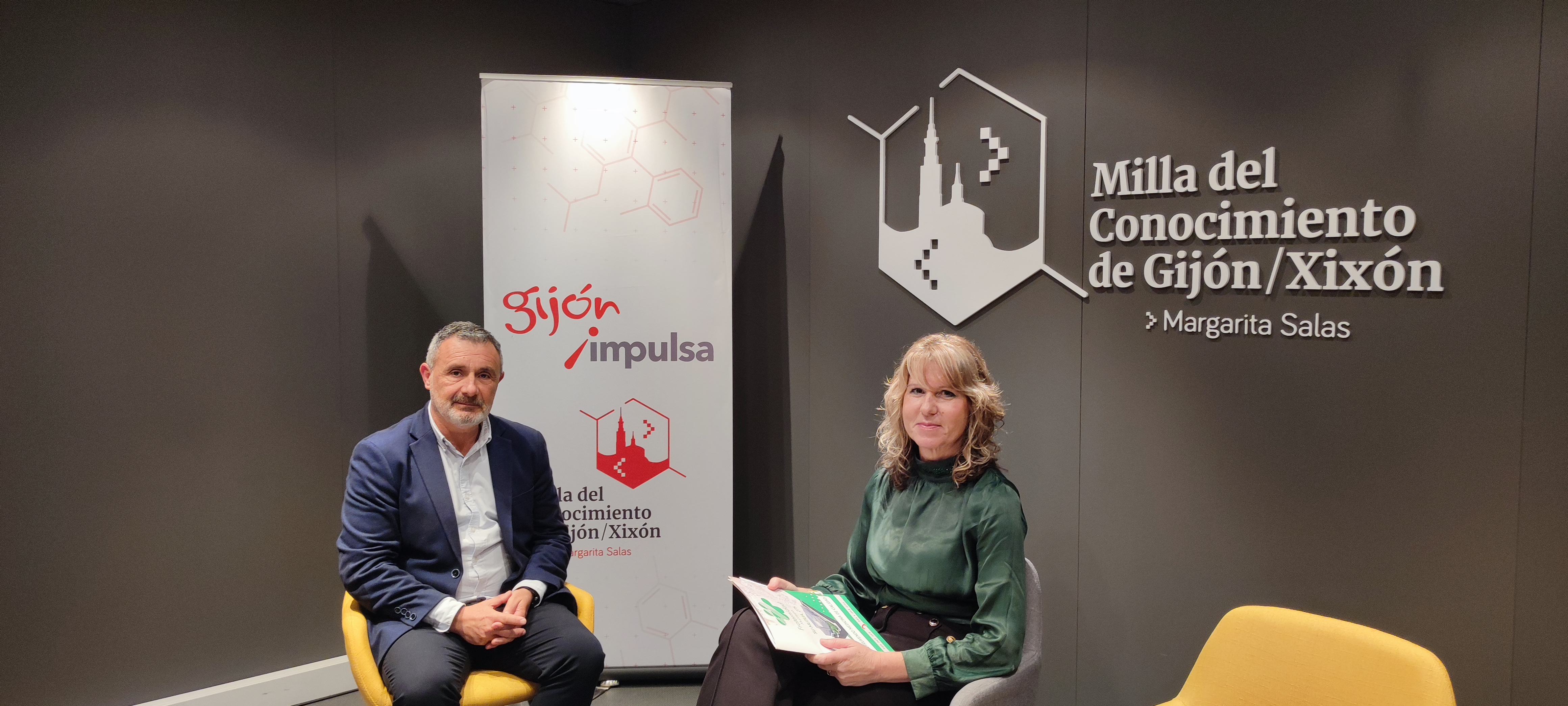 Un momento de la charla entre los dos directivos.jpg
