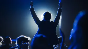 Directivo premiado levantando los brazos