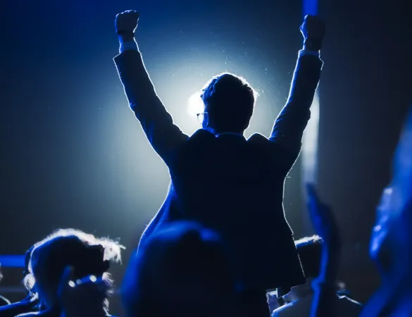 Directivo premiado levantando los brazos